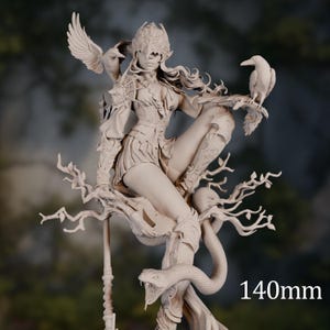 Puede incluir: Escultura detallada de una figura sentada, adornada con una armadura y un tocado ornamentados, con un pájaro posado en cada hombro y una serpiente enrollada en la base. La escultura mide aproximadamente 14 cm de altura, con el texto "140mm" visible.
