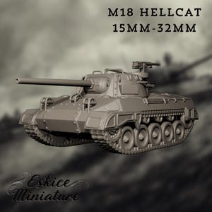 以下が含まれることがあります： 長い砲身と目に見えるキャタピラを備えた、グレーのM18ヘルキャットモデル戦車。戦車の上には「M18 HELLCAT 15MM-32MM」という文字が表示されています。「Eskice Miniature」のロゴが下にあります。