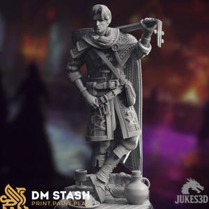 Puede incluir: Figura gris detallada de un personaje con atuendo medieval, sosteniendo un laúd. La figura está adornada con intrincados detalles de ropa, incluyendo una capa, cinturón y botas. La base incluye una copa, un plato y una jarra pequeña. El texto "DM STASH PRINT.PAINT.PLAY" es visible.