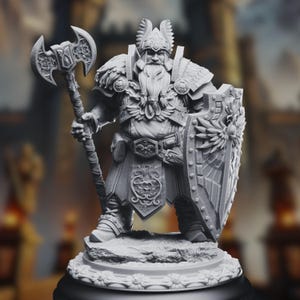 Peut inclure: Une figurine miniature en gris, détaillée, représentant un guerrier nain portant une armure et tenant une grande hache et un bouclier. Le nain a une longue barbe et un casque avec des ailes.