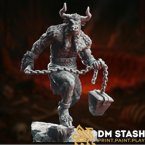Puede incluir: Una figura en miniatura gris y detallada de un minotauro, una criatura con cabeza de toro y cuerpo humano, que sostiene una cadena con un objeto cuadrado grande unido. El minotauro está de pie sobre una base rocosa.
