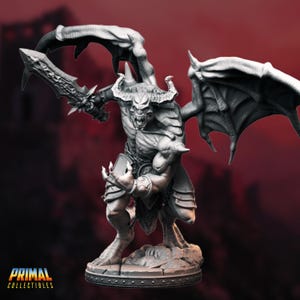 Puede incluir: Figura gris detallada de una criatura demoníaca con grandes alas, cuernos y una espada. La figura está posada sobre una base circular, con el logo "Primal Collectibles" en la esquina inferior izquierda.