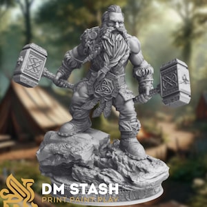 Könnte beinhalten: Graue Miniaturfigur eines muskulösen Zwergenkriegers, der zwei detaillierte Hämmer hält. Der Zwerg hat einen langen Bart und steht auf einem felsigen Sockel. Der Text "DM STASH PRINT PAINT PLAY" steht unten.