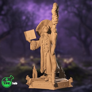 Puede incluir: Figura beige de una figura vestida con una túnica que sostiene un libro y un bastón con una parte superior en forma de llama. La figura lleva un sombrero de ala ancha y está sobre una plataforma con pequeñas estructuras en forma de vela.