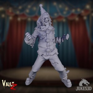 Puede incluir: Figura impresa en 3D de un payaso amenazante con un atuendo andrajoso y un gorro puntiagudo. El payaso tiene una expresión grotesca, con una sonrisa amplia e inquietante y los brazos extendidos. El fondo presenta un escenario de circo.