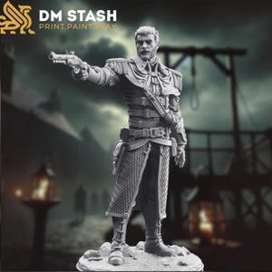 Puede incluir: Una figura miniatura detallada de un hombre con un abrigo largo, sosteniendo una pistola en su mano derecha. Lleva un cinturón con hebilla y tiene una expresión seria en su rostro. La figura está pintada de gris y está de pie sobre una base.