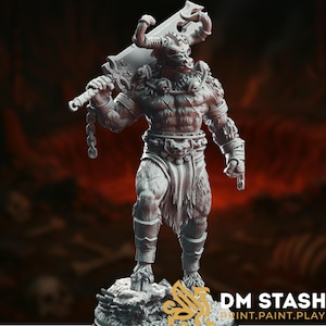 Puede incluir: Figura gris detallada de un guerrero minotauro, sosteniendo una gran espada sobre su hombro. El minotauro tiene cuernos, pelaje y armadura. La figura está sobre una base rocosa. El texto "DM STASH PRINT.PAINT.PLAY" es visible.