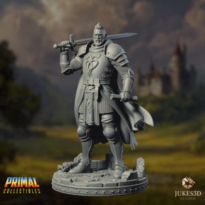 Puede incluir: Una figura miniatura gris de un guerrero de pie sobre una base circular de piedra. La figura lleva una armadura con un emblema en el pecho, una capa y sostiene una espada sobre los hombros. Una mano sujeta la empuñadura y la otra un pergamino.