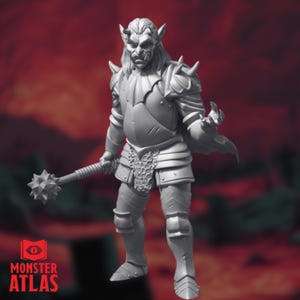 Puede incluir: Una figura gris detallada de un guerrero humanoide con cuernos, vestido con armadura y sosteniendo una maza con púas. La figura tiene orejas puntiagudas y una expresión severa. El logo de Monster Atlas está en la esquina inferior izquierda.