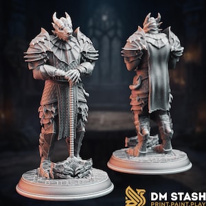 Puede incluir: Figura detallada de un guerrero dragón gris, posando con un gran martillo. La figura está vestida con una armadura ornamentada, con cabeza y cuernos de dragón. La base es circular con un patrón texturizado. Incluye el texto "DM STASH PRINT.PAINT.PLAY".