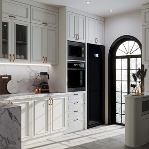 Può includere: Una cucina moderna con mobili bianchi, piani di lavoro in marmo e ferramenta dorata. Gli elettrodomestici includono un frigorifero, un forno a microonde e un forno neri. Una grande finestra ad arco e oggetti decorativi completano il design.