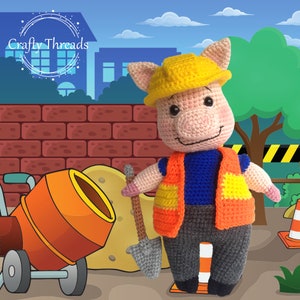 Pode incluir: Um porco de crochê vestindo um capacete amarelo, um colete laranja e uma camisa azul, segurando uma pequena pá. O porco está em pé em um canteiro de obras com uma betoneira e cones de trânsito.