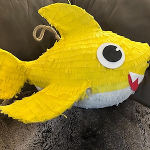 Piñatas personalizadas por encargo. Todas las piñatas miden 76 cm de largo y están hechas a mano. El tiempo de fabricación es de 4 semanas.