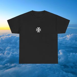 Op de afbeelding: Zwart T-shirt met een wit kruis en het woord "Choppers" erop gedrukt.