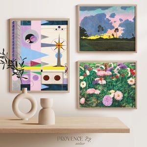 Puede incluir: Tres impresiones artísticas enmarcadas. Una presenta un diseño abstracto con formas geométricas en rosa, azul y amarillo. Otra representa una puesta de sol sobre un campo. La tercera muestra un campo de flores coloridas.