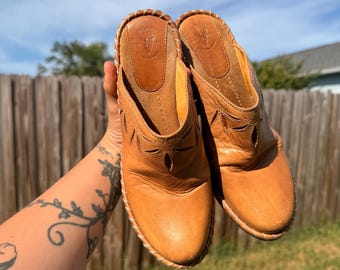 Sabots vintage Frye en cuir ajouré à motif floral, taille 7