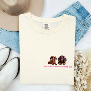 Mädchen wollen nur Sonne Dackel T-Shirt, Sommer T-Shirt, Dackel-Liebhaber-Geschenk, Dackel-Mutter-Geschenk, Dackel-Hundemutter, Dackel-Grafik-T-Stück haben
