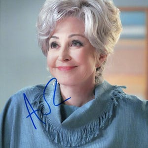 Signed Annie Potts 8 x 10 Photo Young Sheldon Nice