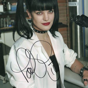 Signed Pauley Perrette 8 x 10 Photo NCIS Hot