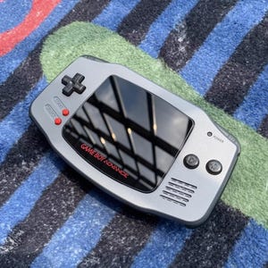 Custom Gunmetal Game Boy Adv: IPS-Bildschirm, rotes Logo