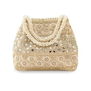 K&ouml;nnte beinhalten: Beige Handtasche mit aufwendigen Stickereien und Spiegelakzenten. Die Tasche hat einen Perlenhenkel und ist mit Blumenmustern und kleinen Spiegeln verziert. Das Design ist aufwendig und elegant, passend f&uuml;r besondere Anl&auml;sse.