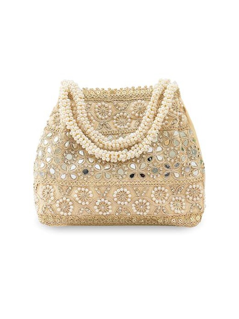 K&ouml;nnte beinhalten: Beige Handtasche mit aufwendigen Stickereien und Spiegelakzenten. Die Tasche hat einen Perlenhenkel und ist mit Blumenmustern und kleinen Spiegeln verziert. Das Design ist aufwendig und elegant, passend f&uuml;r besondere Anl&auml;sse.