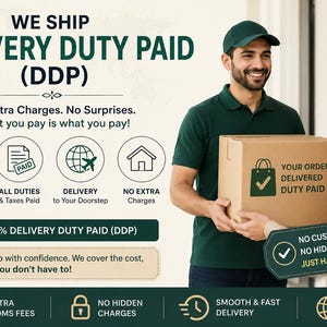 K&ouml;nnte beinhalten: Ein Zusteller in einem dunkelgr&uuml;nen Poloshirt und einer Kappe &uuml;bergibt einem Kunden einen braunen Karton. Die Box zeigt ein Einkaufstaschen-Symbol und den Text YOUR ORDER DELIVERED DUTY PAID. Der Hintergrund enth&auml;lt Informationen zum DDP-Versand.