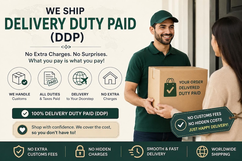 K&ouml;nnte beinhalten: Ein Zusteller in einem dunkelgr&uuml;nen Poloshirt und einer Kappe &uuml;bergibt einem Kunden einen braunen Karton. Die Box zeigt ein Einkaufstaschen-Symbol und den Text YOUR ORDER DELIVERED DUTY PAID. Der Hintergrund enth&auml;lt Informationen zum DDP-Versand.