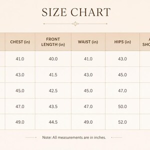 K&ouml;nnte beinhalten: Eine beige Gr&ouml;&szlig;entabelle mit dunkelbraunem Text. Die Tabelle listet die Gr&ouml;&szlig;en S, M, L, XL und XXL mit den entsprechenden Ma&szlig;en in Zoll f&uuml;r Brustumfang, Vorderl&auml;nge, Taillenumfang, H&uuml;ftumfang und Schulterbreite auf. Alle Ma&szlig;e sind in Zoll.