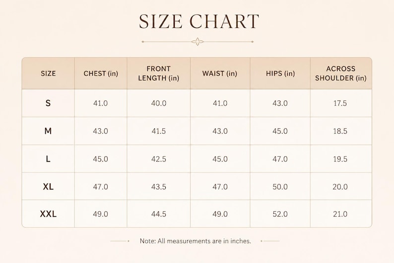 K&ouml;nnte beinhalten: Eine beige Gr&ouml;&szlig;entabelle mit dunkelbraunem Text. Die Tabelle listet die Gr&ouml;&szlig;en S, M, L, XL und XXL mit den entsprechenden Ma&szlig;en in Zoll f&uuml;r Brustumfang, Vorderl&auml;nge, Taillenumfang, H&uuml;ftumfang und Schulterbreite auf. Alle Ma&szlig;e sind in Zoll.
