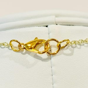 K&ouml;nnte beinhalten: Goldkette mit einem Karabinerverschluss.