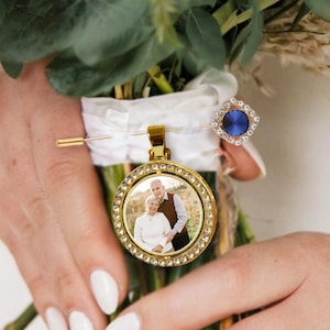 Personalisierter Blumenstrauß Foto-Anhänger - Hochzeitsstrauß-Charm mit Blauem Pin, Erinnerungs-Foto-Brosche, etwas Blaues für Braut