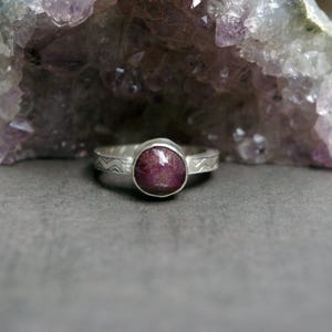 Star Ruby Ring, Sterling Silver, Solitaire Setting, Patterned Band, Size 5 1/2