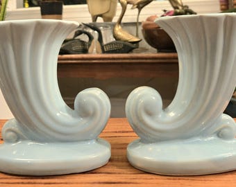 Set von 2 Vintage Shawnee Pottery Hellblau Füllhorn Vasen
