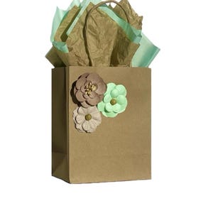 Sac cadeau de bienvenue avec fleurs en papier de mûrier. Sac cadeau et étiquette. Sac cadeau en papier kraft. Sac cadeau avec anses. Sacs de cadeaux floraux. Petit sac cadeau.