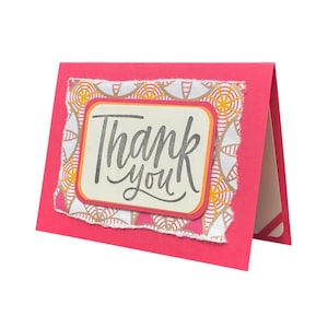 Cartão de agradecimento artesanal em rosa salmão – com papel artesanal, papel carimbado, papel rasgado e mensagem carimbada. Cartão de muito obrigado.