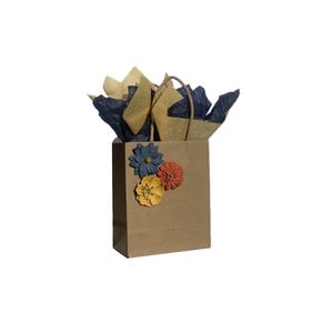 Petit sac cadeau avec fleurs en papier de mûrier et étiquette cadeau faite main. Sac cadeau en papier kraft avec mouchoir en papier. Idéal pour les cadeaux et les sacs de cadeaux.