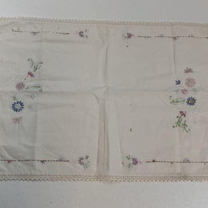 Camino de mesa vintage bordado a mano con diseño de flor de lis, 48 x 33 cm