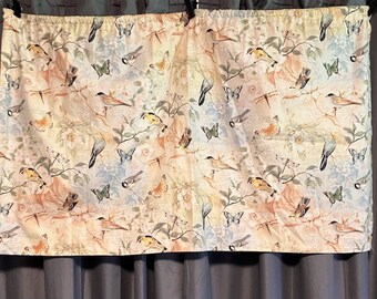 Lambrequin de fenêtre fait main Nature 27 x 39 po. Noyau de maison de ferme, oiseaux et papillon