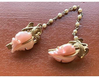 Sujetador de suéter vintage con pinzas de cocodrilo, impresionantes perlas de imitación florales rosas, estilo MCM.