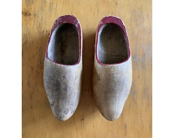 Zuecos de madera vintage tipo holandés tallados a mano, tamaño pequeño.