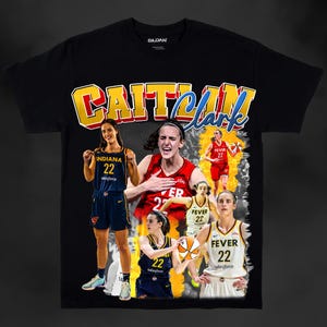 Puede incluir: Camiseta negra con un diseño gráfico que presenta a una jugadora de baloncesto con un jersey rojo y blanco con el texto "FEVER 22" y el nombre "Caitlin Clark" en letras amarillas grandes.