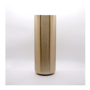 Peut inclure: Un vase cylindrique et doré. Il présente une base arrondie et une forme droite et verticale. La couleur dorée a un aspect subtil et texturé, reflétant la lumière. Ce vase est adapté à la décoration intérieure.