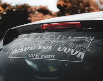 JDM-autosticker Sakura Streets: Made You Look-achterruitsticker