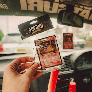 Trading Card-luchtverfrisser – Inferno Orange – JDM-autoaccessoire – Geïnspireerd op anime en gaming – Langdurige verzamelaarsverfrisser