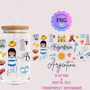Pode incluir: Um copo de vidro transparente em forma de lata com tampa de madeira e canudo de vidro. O copo é decorado com ilustrações temáticas da Argentina, incluindo um mapa, uma bandeira e a palavra "Argentina". O design inclui o texto "16 OZ PNG DIGITAL FILE TRANSPARENT BACKGROUND".