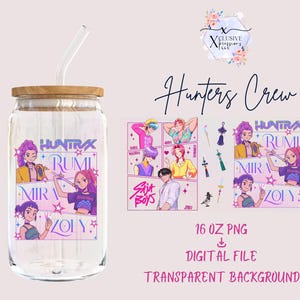 Puede incluir: Un vaso de vidrio transparente con tapa de madera y pajita de vidrio. El vaso presenta un diseño gráfico colorido con el texto "Hunters Crew" e ilustraciones de personajes. El diseño incluye el texto "Rumi, Mira, Zoly".