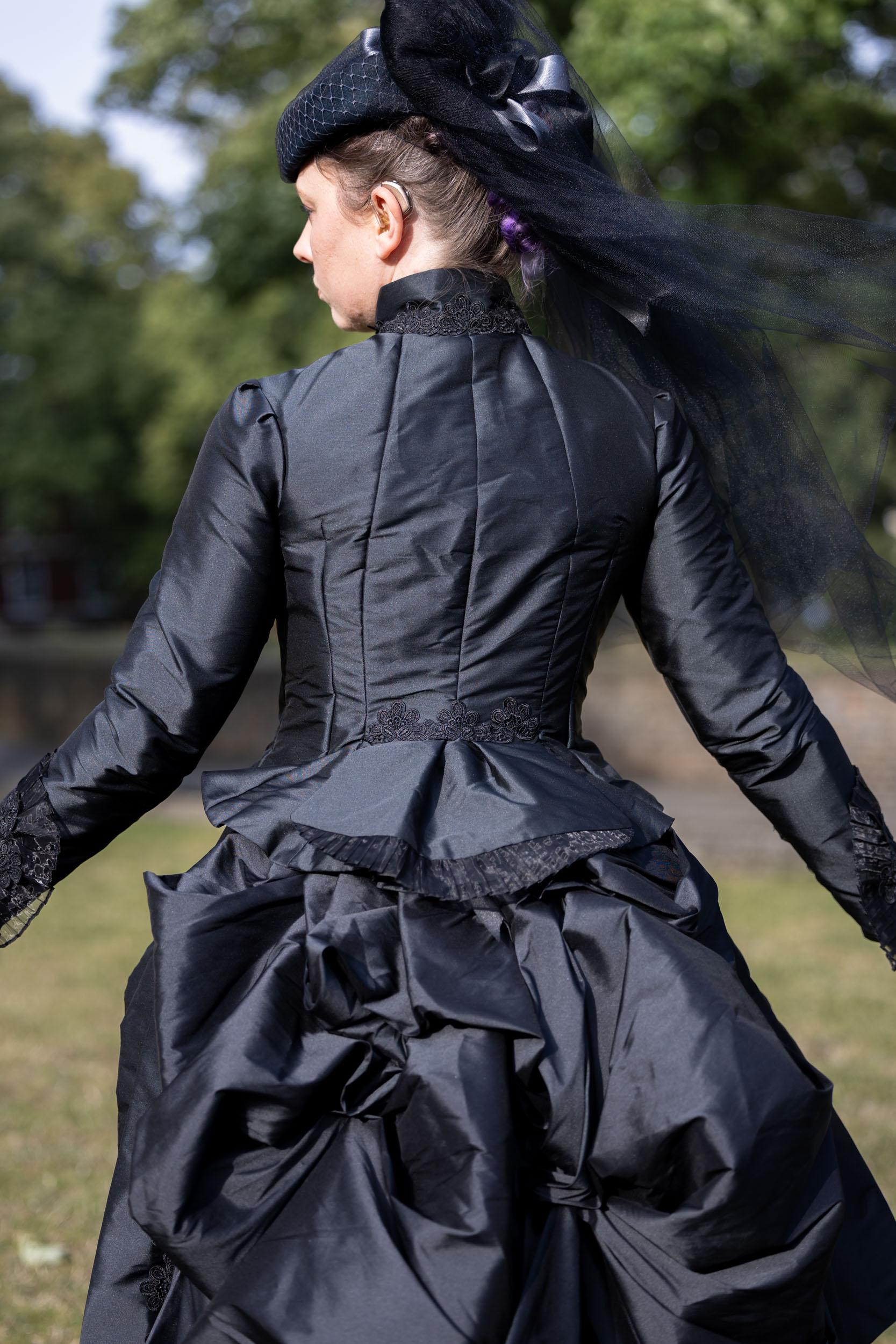 アンティーク　ヴィクトリアン　ドレス　セットアップ Victorian Mourning Gown: Gothic Steampunk Bustle Dress - Etsy 日本