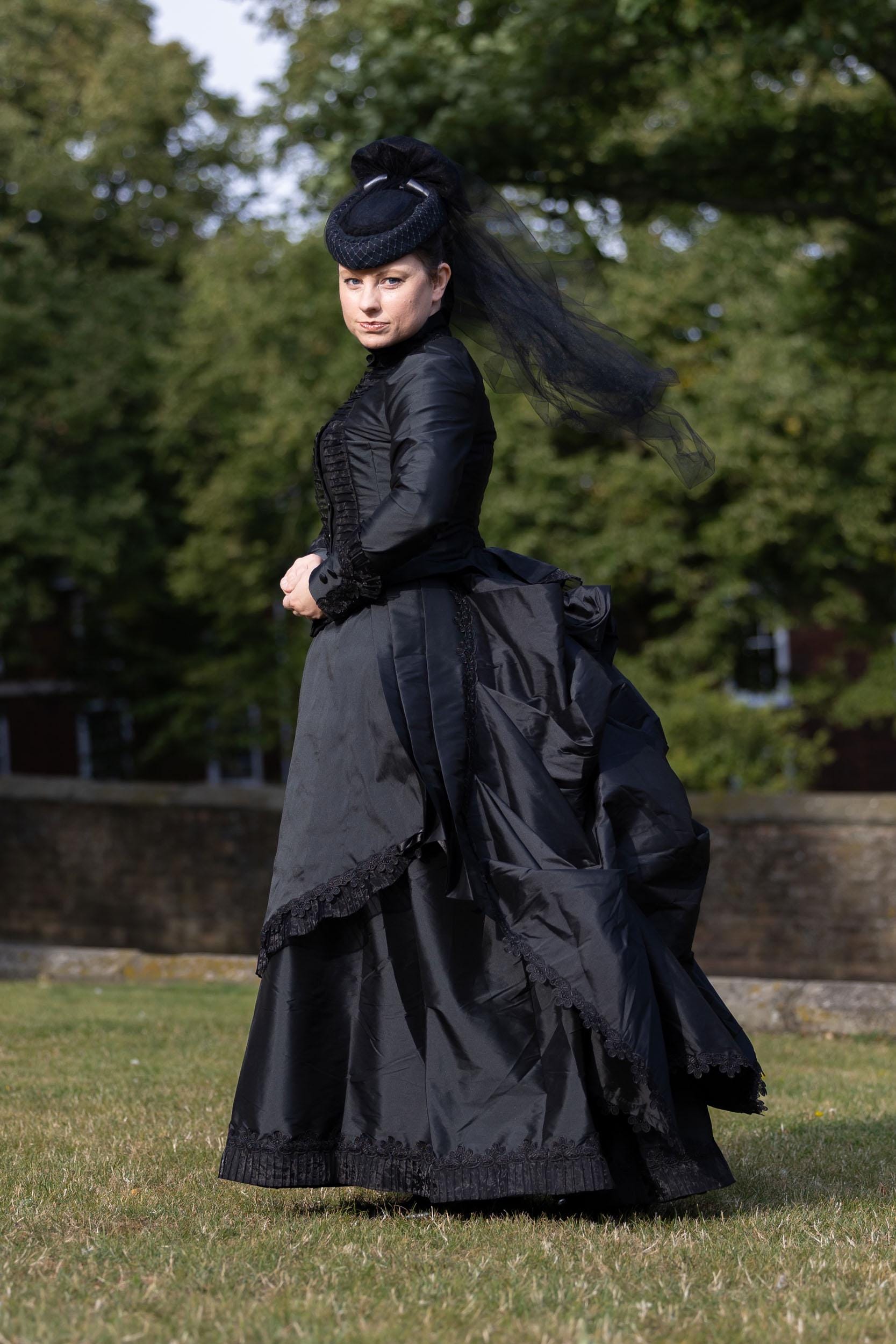 Vestido de luto victoriano: vestido gótico steampunk con polisón - Etsy  México, image size:1667x2500