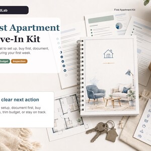 Może przedstawiać: Spiralny planer First Apartment Move-In Kit z ilustracją salonu na okładce przedstawiającą niebieski fotel i białą sofę. Zestaw zawiera listy kontrolne, plany pięter oraz metalowe klucze umieszczone na białym tle.